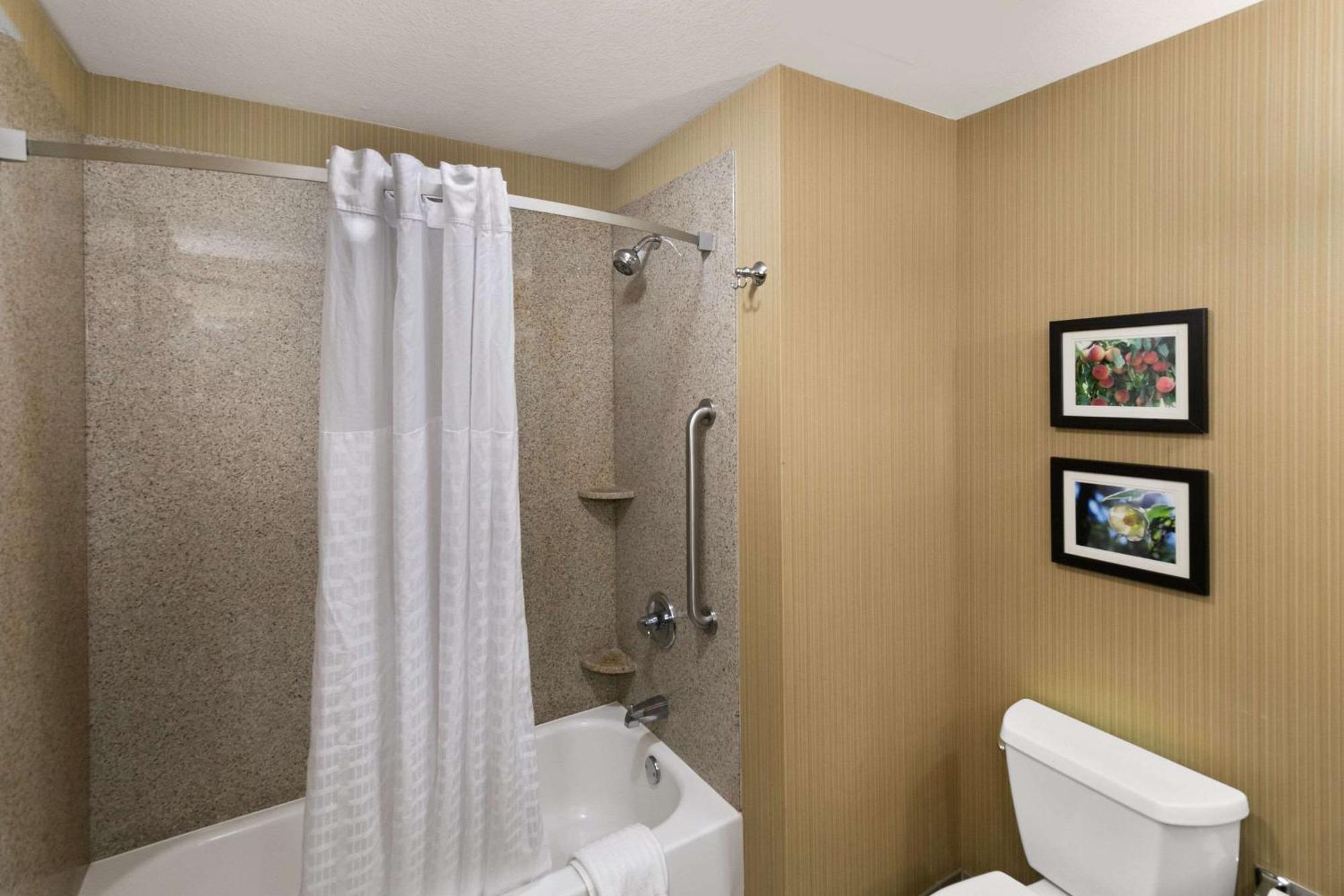 Comfort Suites Commerce Buitenkant foto