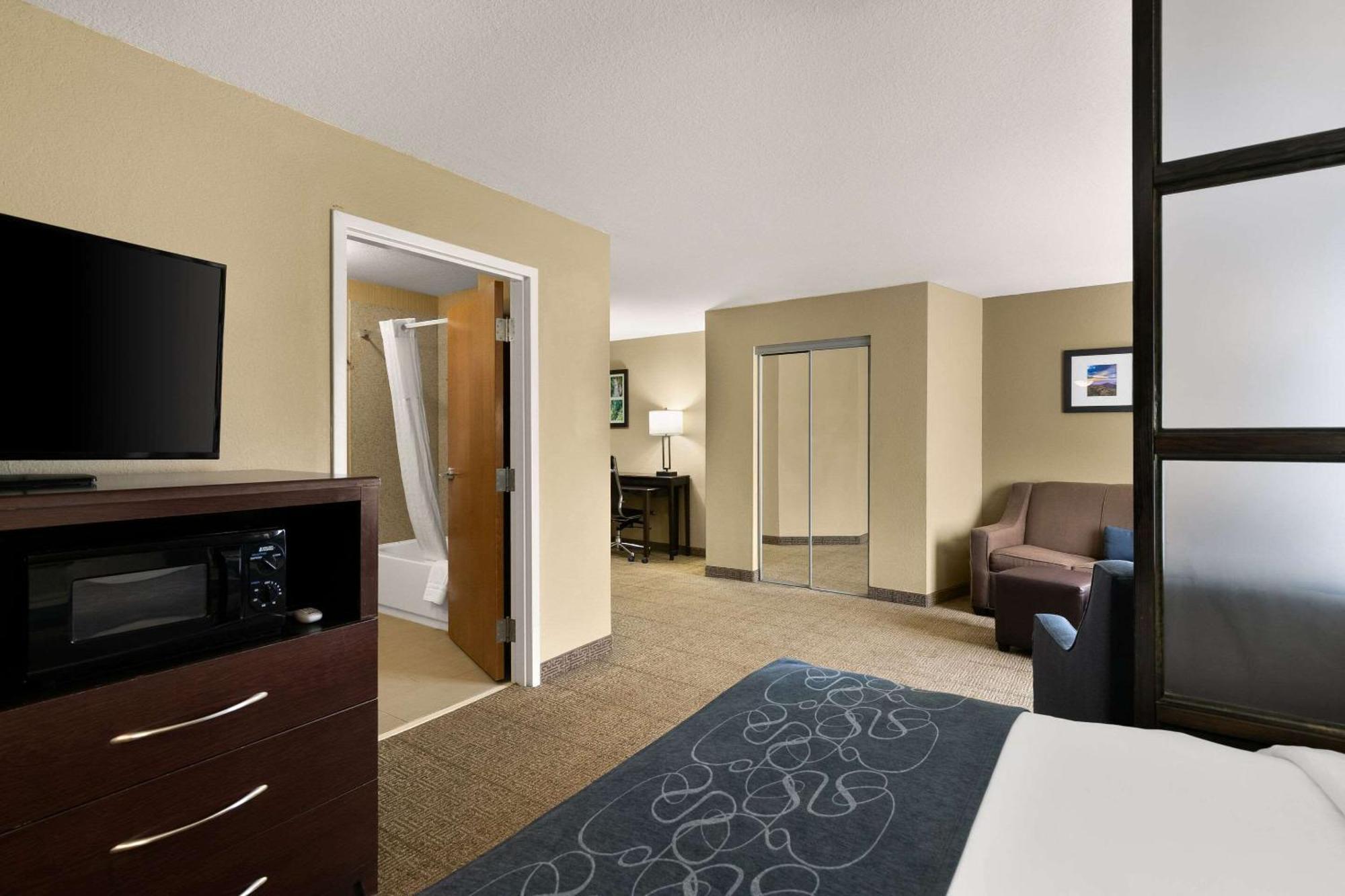 Comfort Suites Commerce Buitenkant foto