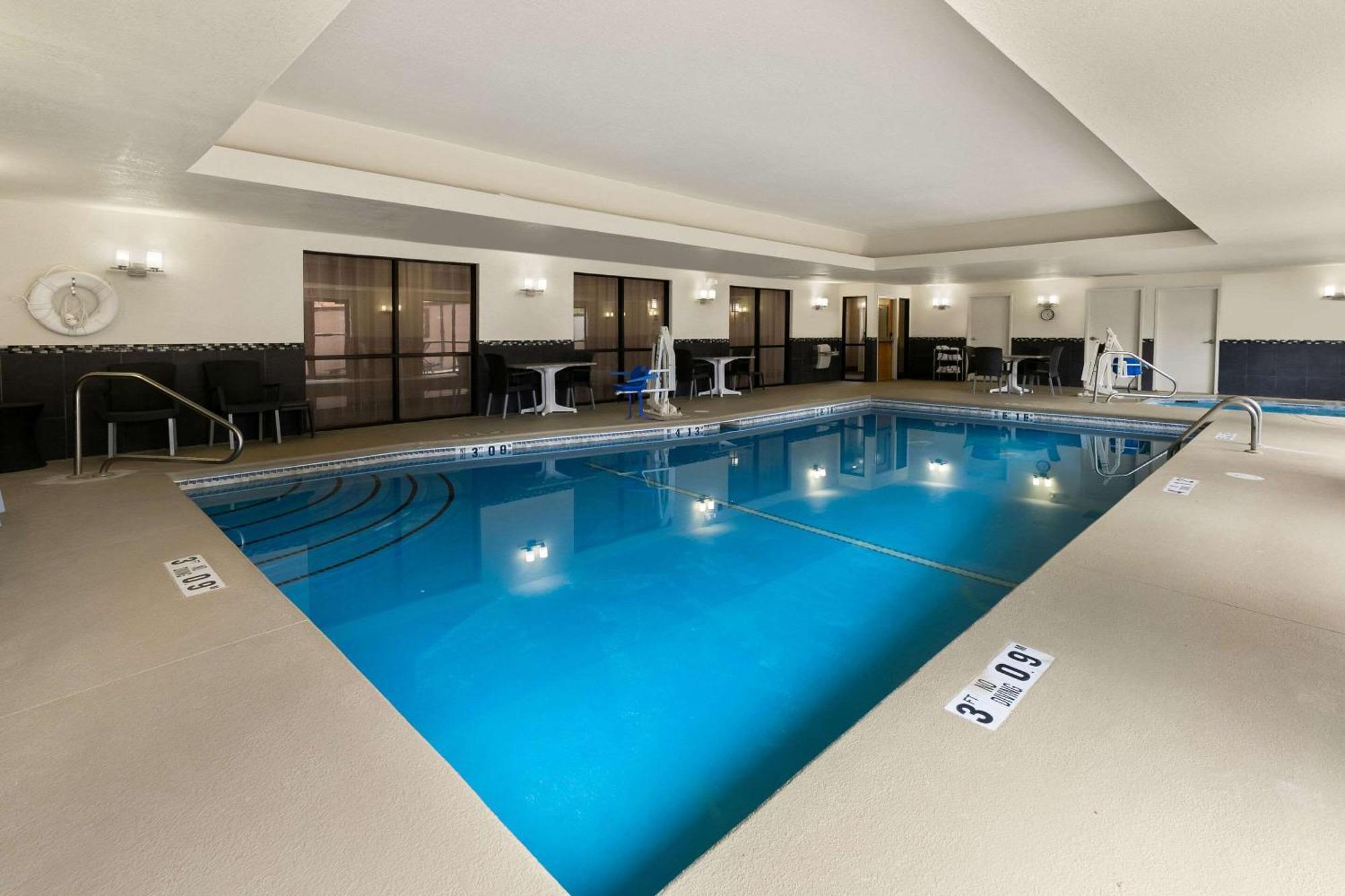 Comfort Suites Commerce Buitenkant foto