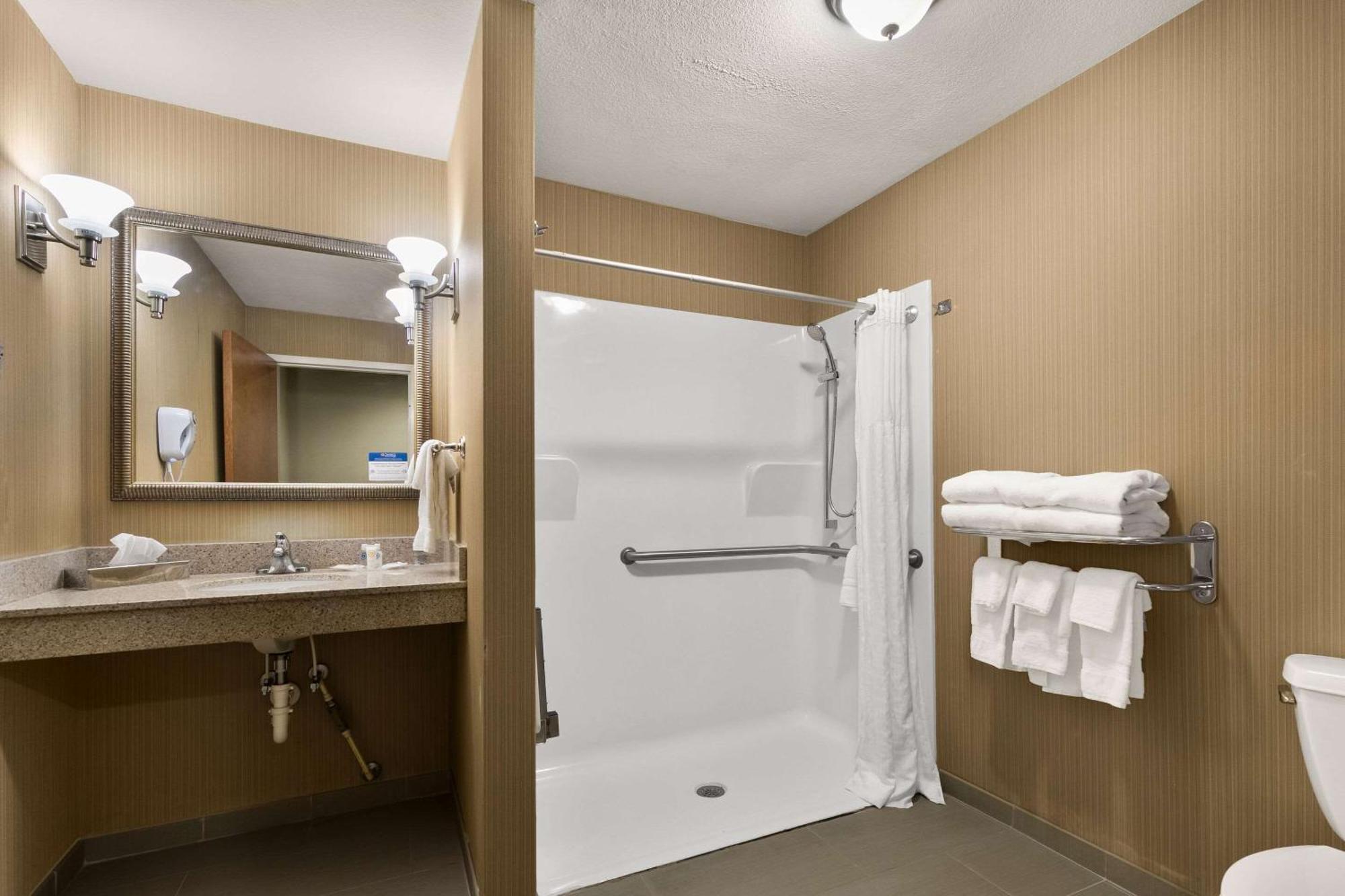 Comfort Suites Commerce Buitenkant foto