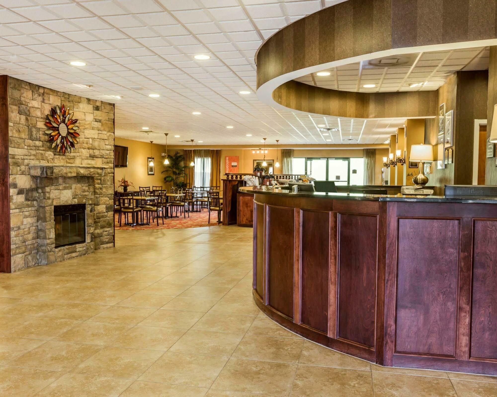 Comfort Suites Commerce Buitenkant foto