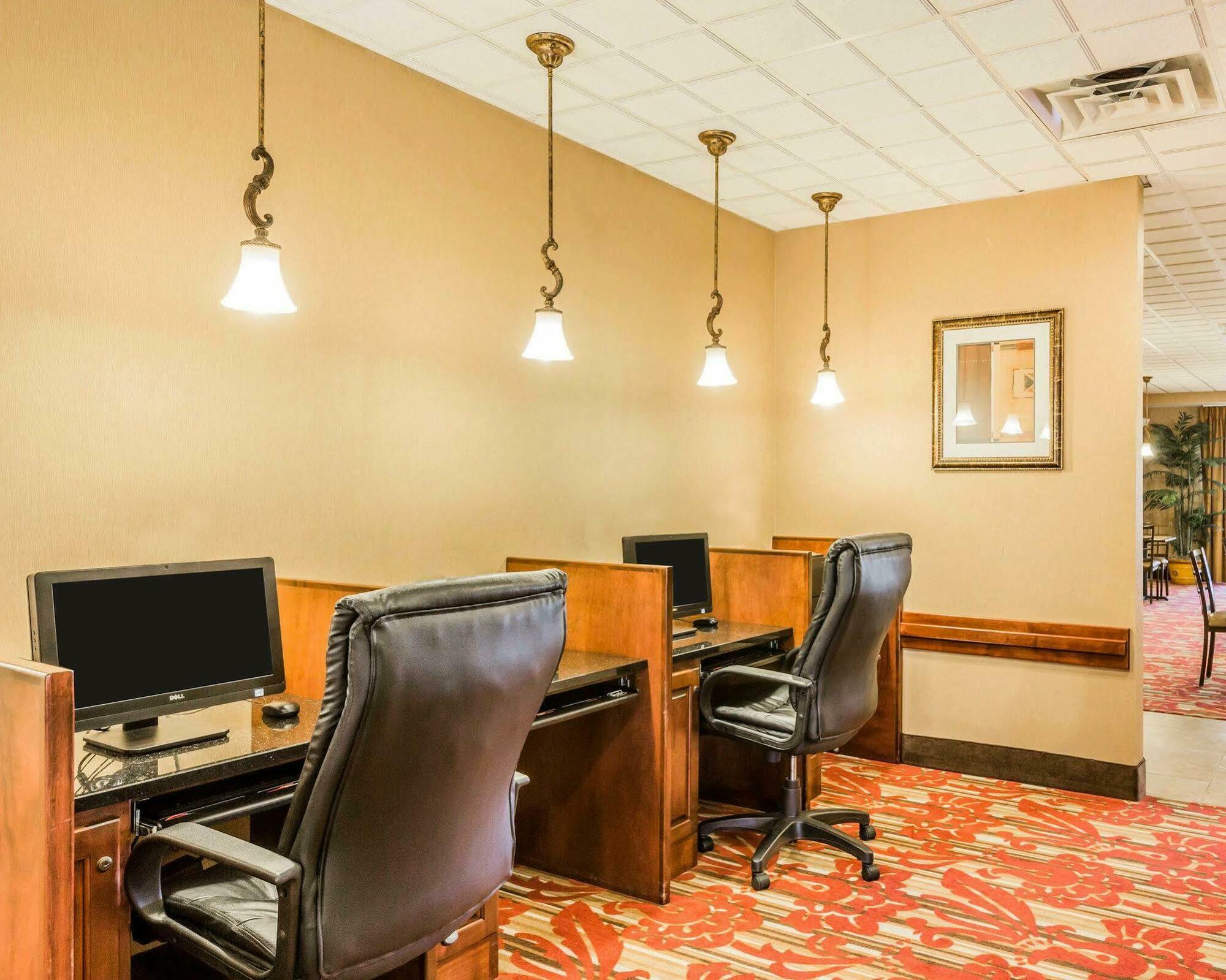 Comfort Suites Commerce Buitenkant foto
